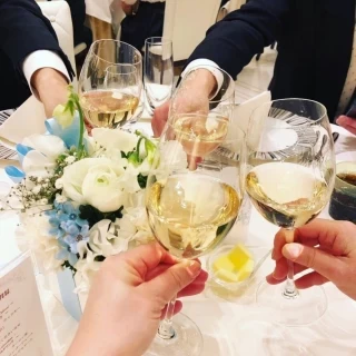 かんぱーい！装花もテーマカラー、白と水色で！