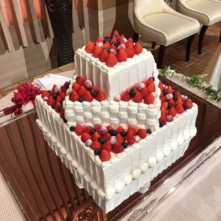 ウェディングケーキ。いちごのいい香り！！