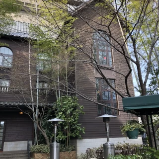 塔のような建物が挙式会場です。