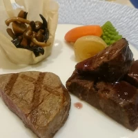 2つのお肉が味わえる青お肉料理