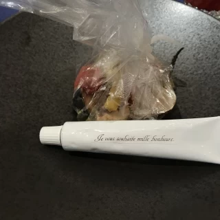 包みの中は海鮮で、チューブのソースを付けて食べました