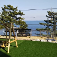 海をバックにブランコ