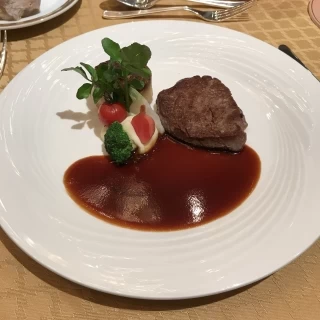 お肉料理。柔らかく、食べやすいです。