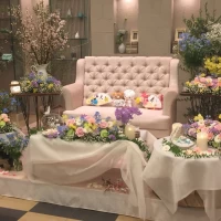 ソファ+ローテーブルの高砂。花はカラフルで、とお願いしました