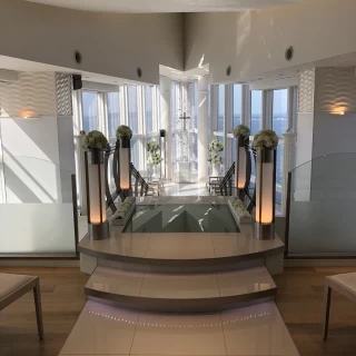 海が見えるチャペルです