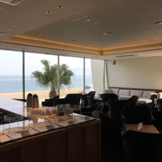 ラウンジスペース。待合が広くてくつろげます。外にもいけます。