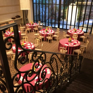階段上からの披露宴会場。窓の外はテラスです。