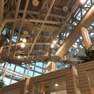船の中をイメージしているという鉄骨