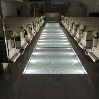 スワロフスキーがすてきです。
