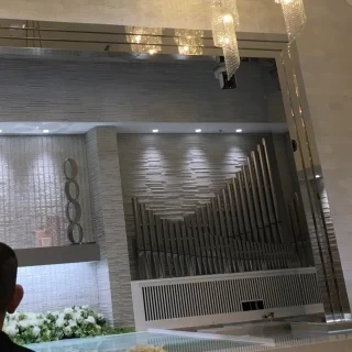新郎新婦の立つ両サイドには水がはられています。