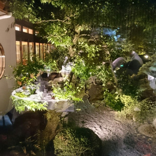 夜の日本庭園。披露宴会場から見ることができます。