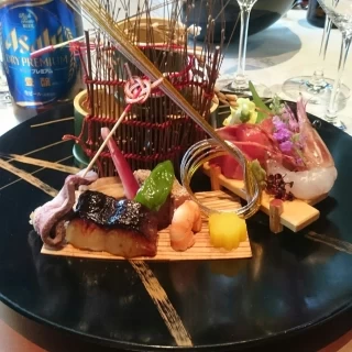 最初のプレート料理。お刺身もあってとても華やかで和風な印象。