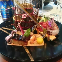 最初のプレート料理。お刺身もあってとても華やかで和風な印象。