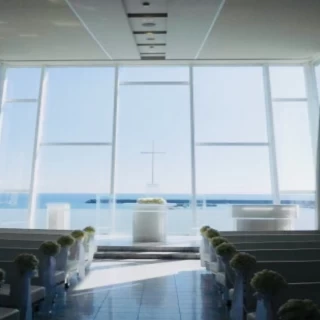 光が差し込むチャペル。目の前には海が広がってます。