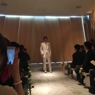 奥の壁が開いて外の景色が現れます