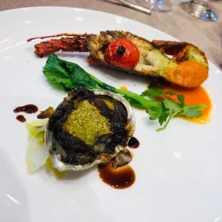 魚料理で、伊勢海老とあわびです。