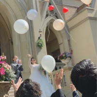 バルーンリリース、ゲストはパステルカラーで新郎新婦は赤で。