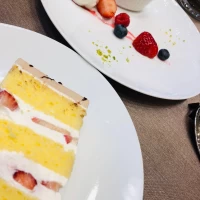 ウェディングケーキはカットしてみんなで食べます。