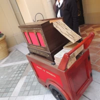 チャペルから出ると手巻きオルゴールを奏でてくれます。