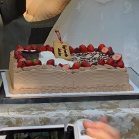 ケーキ入刀の代わりに本型ケーキに栞を挟む演出を。