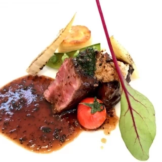 お肉料理です。旬の食材も使われています。