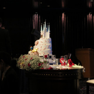 シンデレラ城の形をしたウエディングケーキ