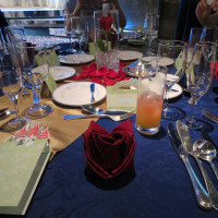 バラの形をしたナプキンとテーブルコーディネート