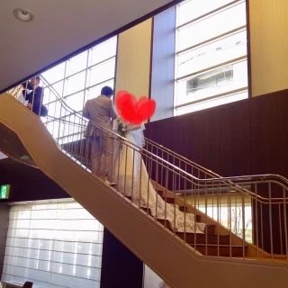 ドレスが映える長い螺旋階段