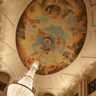 天井には大聖堂を思わせる絵画があります。