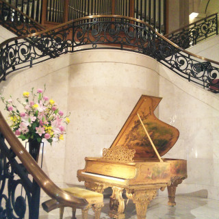パイプオルガンの下には黄金のピアノがあり使用可能とのこと。