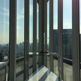 祭壇は三角形の先端にあって独創的です