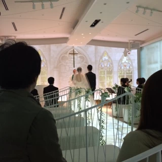 祭壇へ向かって。
