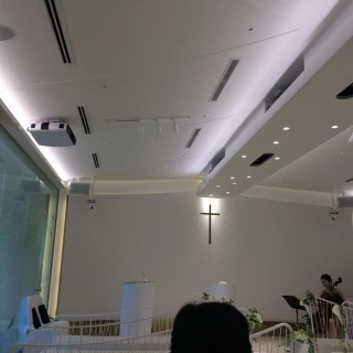 新しくできたチャペルは白基調。