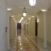 チャペルへ向かう通路も清潔感がありました