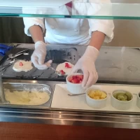 アイスに好きなトッピングを選ぶことが出来ます！