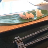 寿司バー。目の前で板前さんがお寿司を握ってくれます。