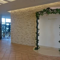 チャペル横のフロア。写真撮影やブーケトスなどができます