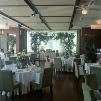 グリーンの装花が映える会場