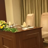 高砂。ゲストと同じ目線で座ることができます。