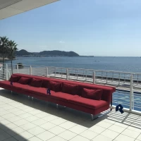 ベランダには長いソファがあります。みんな写真撮ってました