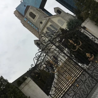夜になると扉もイルミネーションに代わるようです
