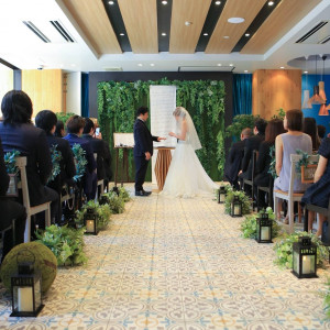 1日に2回の結婚式 白いしっとりとした雰囲気のある小さめのチャペルとグリーンを基 口コミ 評判 The Villas福岡 ザ ヴィラズ ウエディングパーク