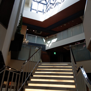 入ってすぐのところにある大階段|494168さんのWedding Terrace Ashiya (ウエディングテラス芦屋)の写真(581609)