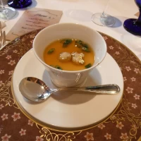 地鶏の鶏団子とポルチーニ茸のコンソメロワイヤル金箔散りばめて