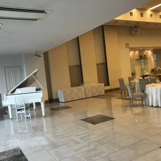 チャペルとは雰囲気の異なる披露宴会場！白がテイストです