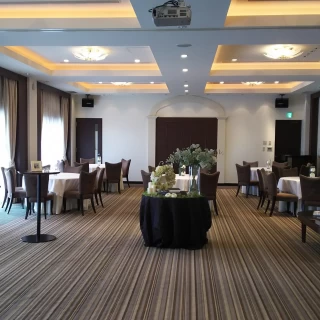 広い控え室でオシャレなドリンクを飲みながらお待ち頂けます