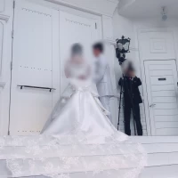 チャペルコートでのブーケトス。こちらの階段で親族写真