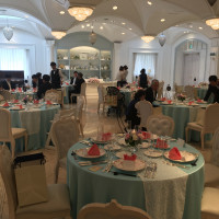 白が基調の可愛らしい会場
