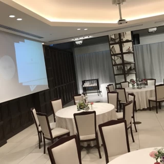 寒色ベースの会場。スタイリッシュな印象です。