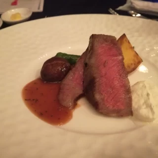 メインのお肉。ベースのお料理で十分満足。